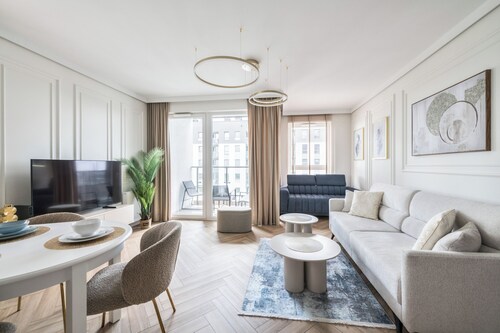 Horizon 170 Deluxe by Grand Apartments