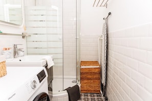 Dusche, kostenlose Toilettenartikel, Haartrockner, Handtücher