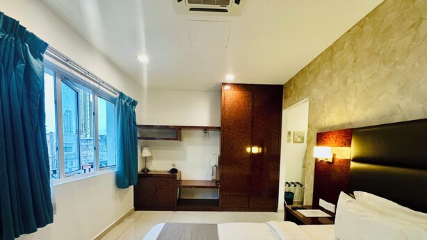 デラックス 4 人部屋 | デスク、WiFi (無料)、ベッドシーツ