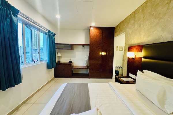 Deluxe Quadruple Room | Desk, free WiFi, bed sheets