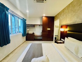 Kamar Quadruple Deluks | Meja kerja, Wi-Fi gratis, dan seprai linen