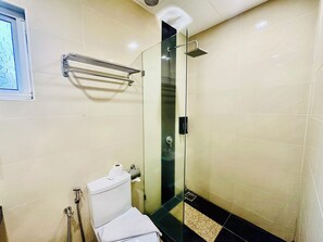Deluxe Quadruple Room | Bathroom | Shower, rainfall showerhead, free toiletries, hair dryer - Eco Roomy Hotel (Kuala Lumpur)