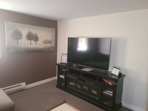 Smart TV, fireplace, books - Elegant & Serene Urban Sanctuary (Halifax)