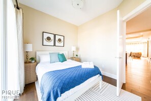 4 quartos, escrivaninha, ferros/tábuas de passar roupa, berço de viagem