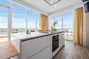 Kühlschrank, Mikrowelle, Herdplatte, Toaster