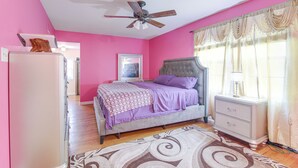 A bedroom with a bed, a nightstand, a ceiling fan, and a window with curtains. - 4 BD Family Home w/ Yard & Bbq! in Memphis (Memphis)