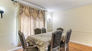 A dining room with a table set for six, surrounded by six chairs. - 4 BD Family Home w/ Yard & Bbq! in Memphis (Memphis)