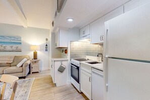 Kylskåp, mikrovågsugn, ugn och spishäll