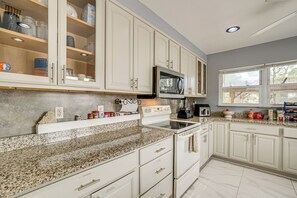 House (2 Bedrooms) | Interior - 2 Mi to Riverwalk: Gem w/ Private Pool & Yard! (Bradenton)