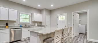 1 Mi to Dtwn Crossville: Spacious Home w/ Patio!