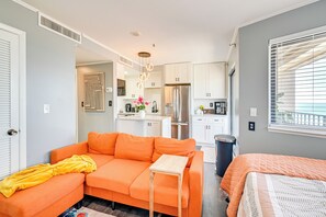 Apartment (0 Bedroom) | Interior - Ocean-view Balcony: Resort Retreat in Myrtle Beach (Myrtle Beach)