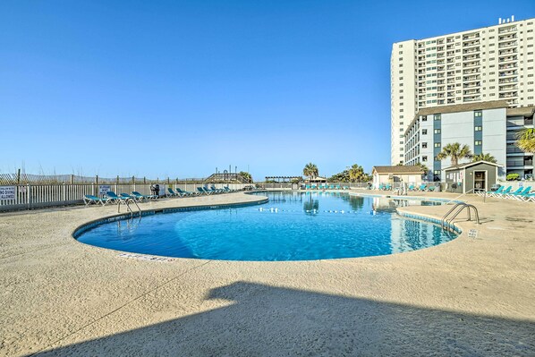 Apartment (0 Bedroom) | Interior - Ocean-view Balcony: Resort Retreat in Myrtle Beach (Myrtle Beach)