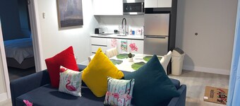 Chic Island Getaway • Tequila Sunrise • Near Beaches & Dining