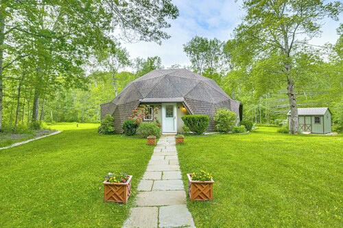 3 Mi to Kent Falls: Nature Escape w/ Deck & Garden