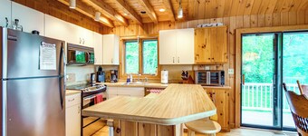 8 Mi to Okemo Mountain Resort: Mtn-view Retreat!