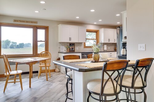 3 Mi to Lake Onalaska: Quaint Home w/ Prairie View