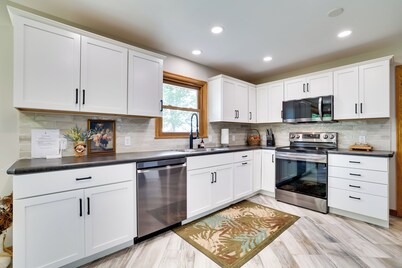 3 Mi to Lake Onalaska: Quaint Home w/ Prairie View