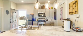 1 Mi to Lake: Pet-friendly Cabin in Strawn