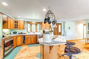 House (4 Bedrooms) | Interior - Oregon Farmhouse Hideaway on 53 Acres (Springfield)