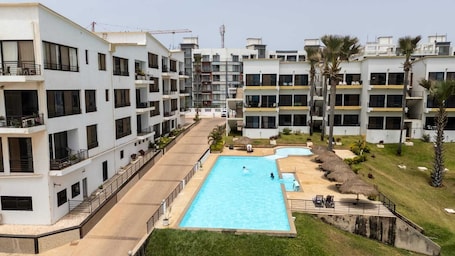 Hồ bơi ngoài trời