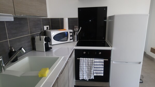 Réfrigérateur, micro-ondes, four, plaque de cuisson