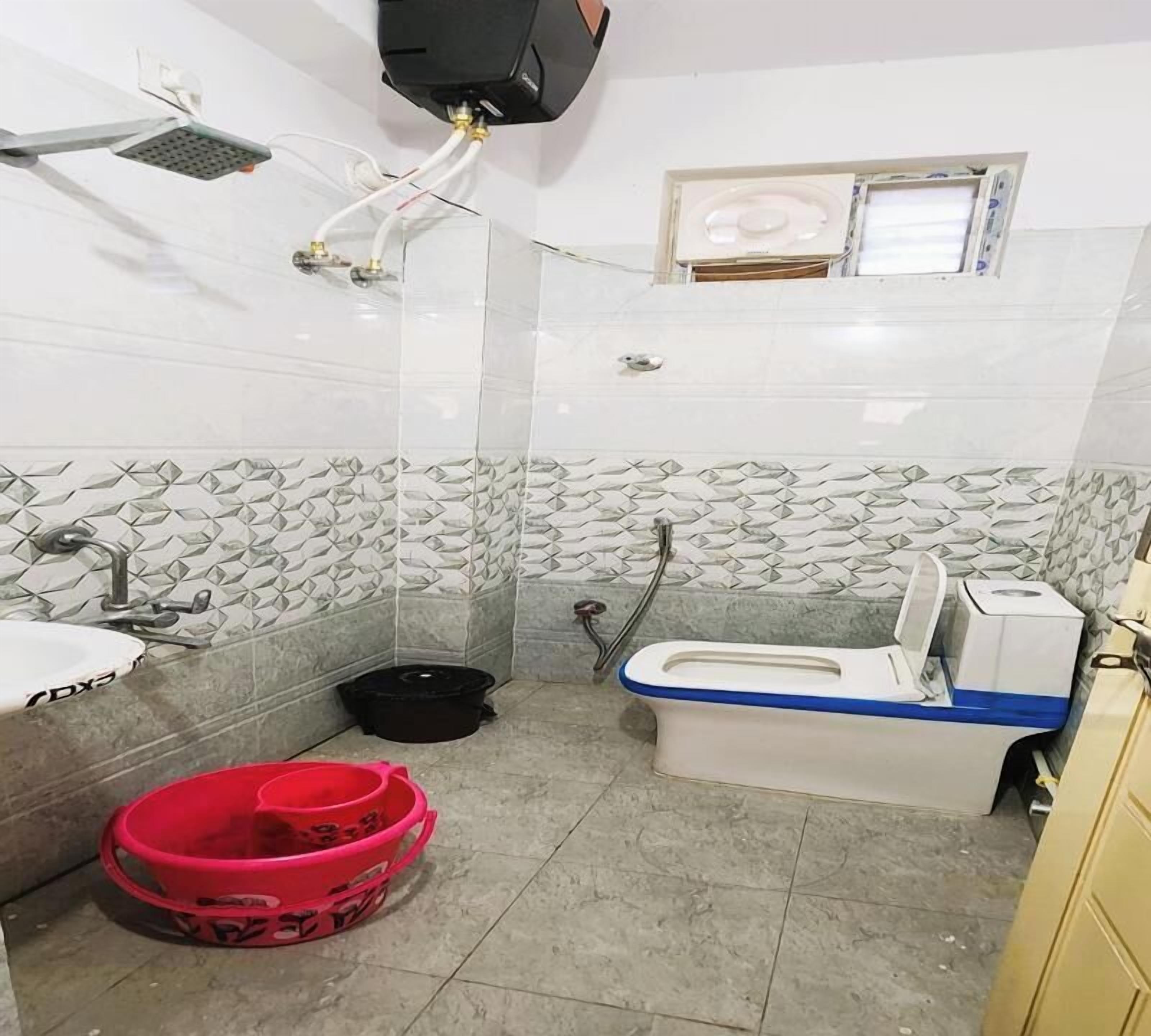 Studio 1RK | Kamar mandi | Handuk dan tisu toilet