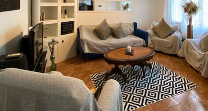 Charming 2-bedroom private house with AC, WiFi in Kusadası
