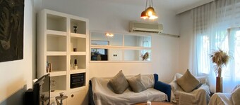 Charming 2-bedroom private house with AC, WiFi in Kusadası