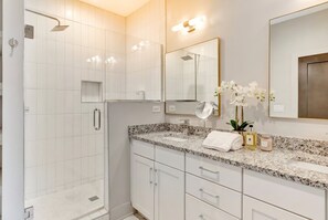 Ferienhaus | 4 Schlafzimmer, Schreibtisch, Internetzugang