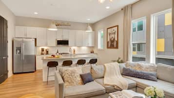 Casa | 4 camere, una scrivania, Internet