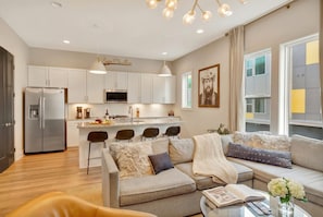House | 4 bedrooms, desk, Internet - Rooftop Deck 2 Car Garage Near Downtown Nashville (Nashville)