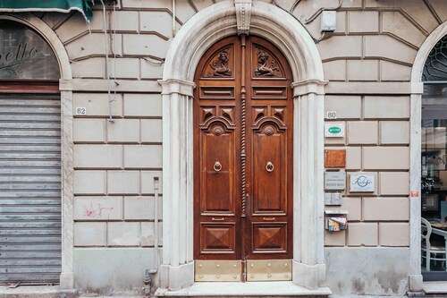 Centrally located La Spezia studio apartment with private bathroom.
