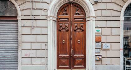 Centrally located La Spezia studio apartment with private bathroom.