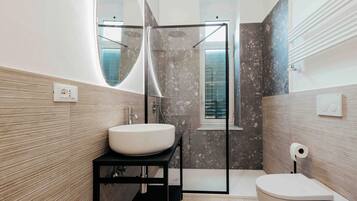 Douche, sèche-cheveux, bidet, serviettes fournies