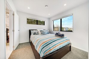 3 chambres, fer et planche à repasser, Wi-Fi, draps fournis