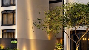 Een modern gebouw met een bord waarop 'urbanpark' en 'UMHLANGA RIDGE BOULEVARD' staat.