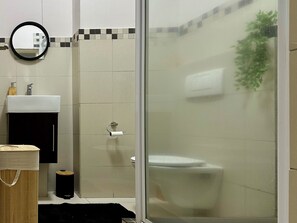 Dusch, hårtork, handdukar och tvål