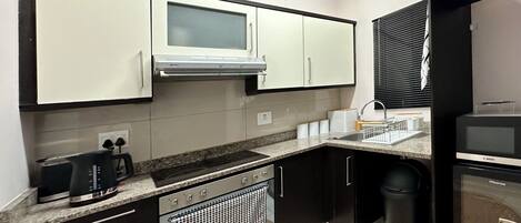 Refrigerador, microondas, horno, placa de cocina