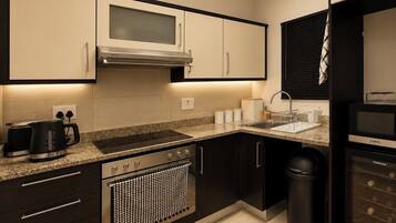 Una cocina moderna con microondas, estufa, pileta y un refrigerador Bosch.