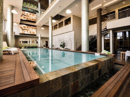 Contemporary uMhlanga Stay w/ Free WiFi, Pool & Gym
