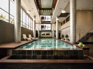 Una piscina cubierta