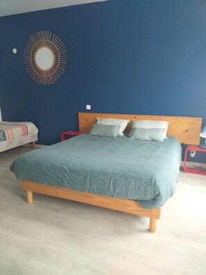 1 quarto, ferros/tábuas de passar roupa, roupa de cama
