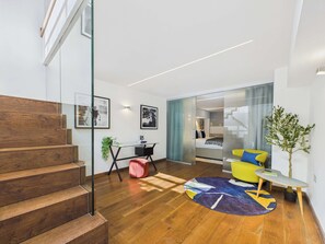 2 habitaciones, escritorio y tabla de planchar con plancha