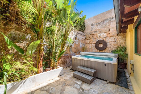 Outdoor spa tub - Holiday Home 'Grande' with Sea View and Hot Tub (Alcúdia)