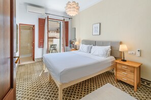 5 bedrooms, iron/ironing board, WiFi, bed sheets