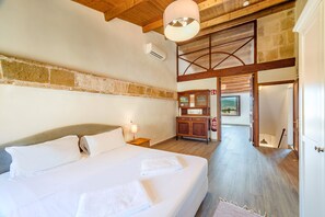 5 bedrooms, iron/ironing board, WiFi, bed sheets - Holiday Home 'Grande' with Sea View and Hot Tub (Alcúdia)