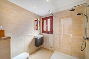 Chuveiro, secador de cabelo, toalhas de banho 