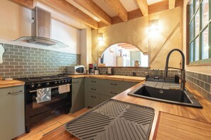 Een koelkast, een microgolfoven, een oven, een kookplaat