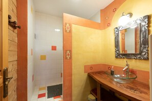 Douche, sèche-cheveux