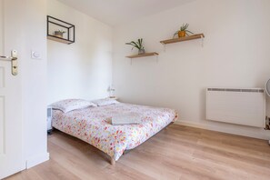 3 habitaciones, tabla de planchar con plancha, wifi y ropa de cama 